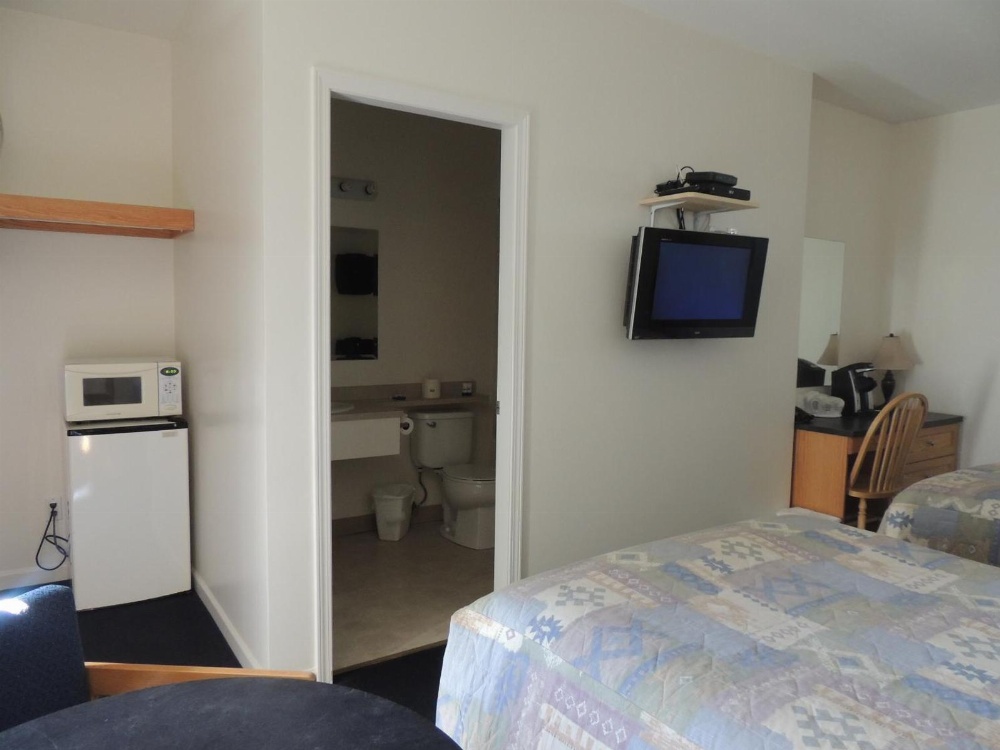 100 Mile Motel & RV Park Main image